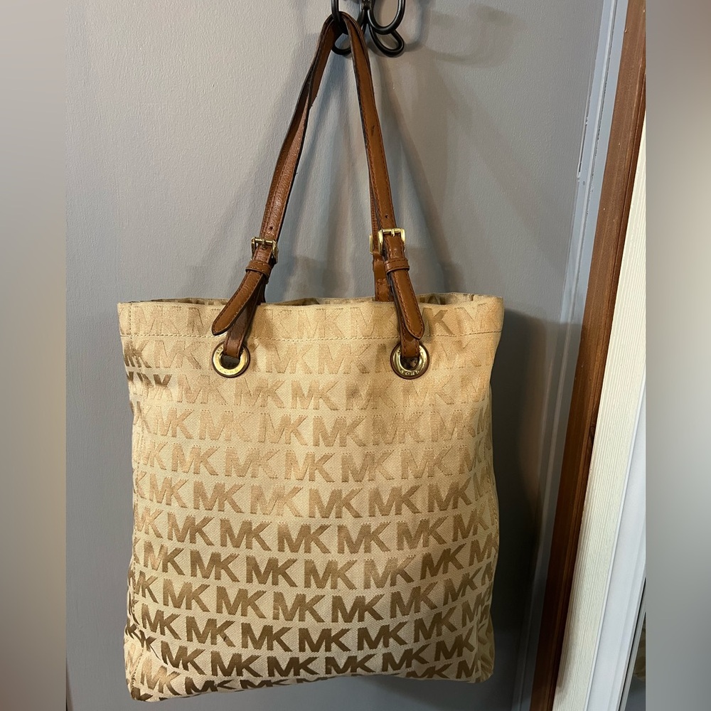 Michael Kors Signatue Monogram Jet Set North South Tote